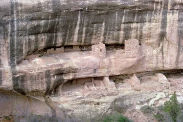 Restos de viviendas en acantilados de indios Pueblo, construidas entre los siglos XI y XIV (detalle)